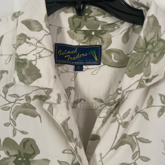 Women’s Island Traders Hawaiian S Button Up Shirt - Picture 2 of 3